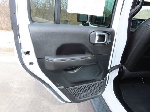 Certified 2020 Jeep Wrangler Unlimited Sahara AWD/4WD image 26