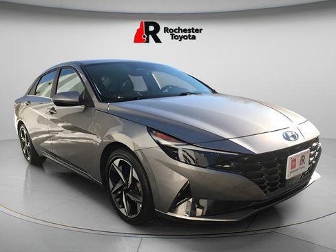 Used 2023 Hyundai Elantra Limited w/ Preferred Accessory Package FWD image 2