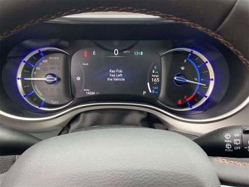 Used 2025 Chrysler Pacifica Pinnacle image 34