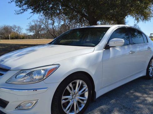 Used 2013 Hyundai Genesis 3.8 w/ Technology Pkg image 4