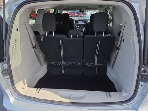 Used 2024 Chrysler Voyager LX image 7