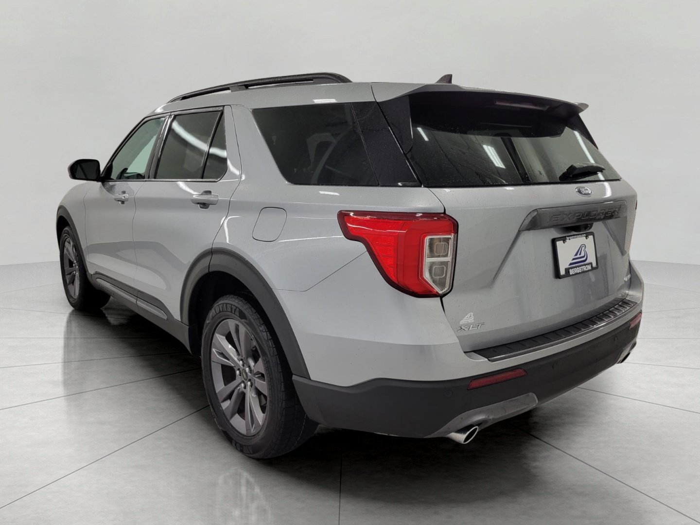 Used 2024 Ford Explorer XLT w/ Equipment Group 202A AWD/4WD image 48