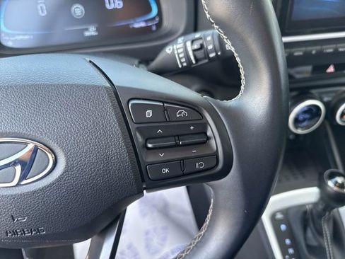 Used 2023 Hyundai Venue Limited FWD image 11