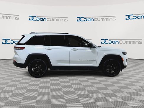 Used 2023 Jeep Grand Cherokee Altitude AWD/4WD image 2