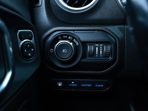 Used 2022 Jeep Wrangler Unlimited Sahara w/ Cold Weather Group AWD/4WD image 15