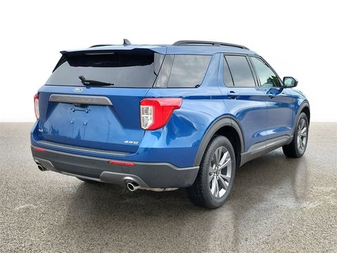 Used 2022 Ford Explorer XLT w/ Equipment Group 202A image 4