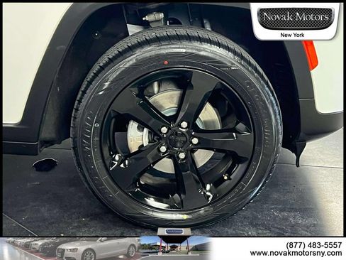 Used 2023 Jeep Grand Cherokee Altitude AWD/4WD image 9