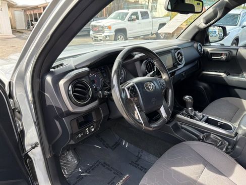 Used 2017 Toyota Tacoma TRD Off-Road w/ Premium & Technology Package AWD/4WD image 16