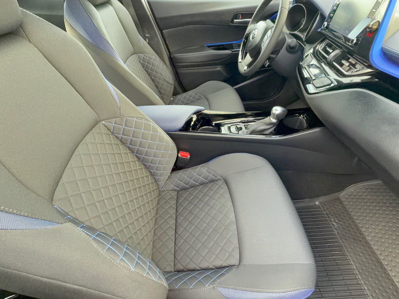 Used 2022 Toyota C-HR XLE FWD image 30