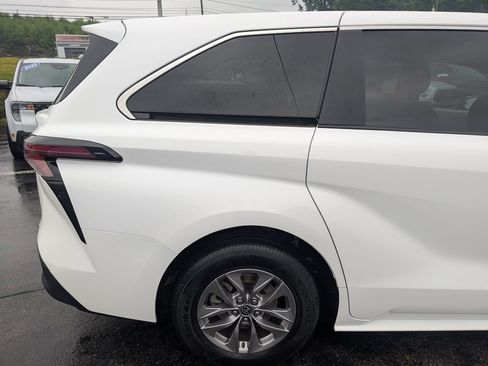 Used 2025 Toyota Sienna LE FWD image 8
