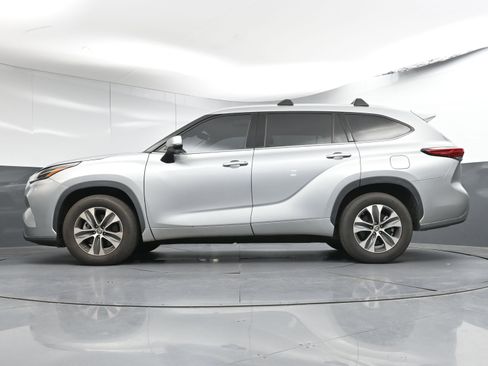 Used 2022 Toyota Highlander XLE image 30