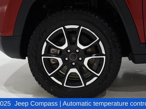 Used 2025 Jeep Compass Trailhawk AWD/4WD image 6