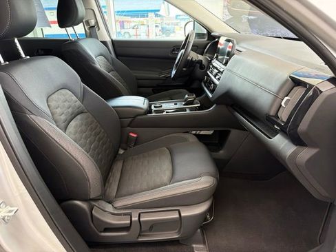 Used 2025 Nissan Pathfinder SV AWD/4WD image 13