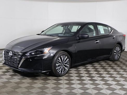 Used 2025 Nissan Altima 2.5 SV FWD image 5