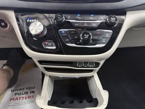 Used 2023 Chrysler Pacifica Touring-L FWD image 21