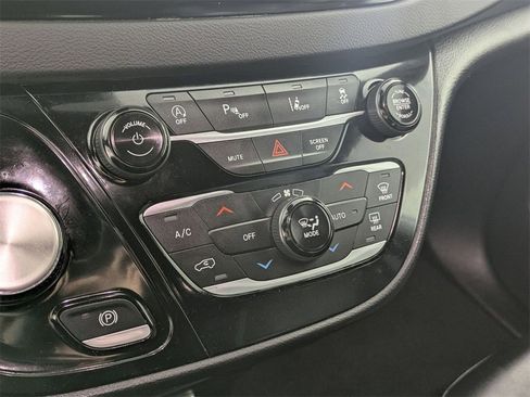 Certified 2026 Chrysler Pacifica Select image 21