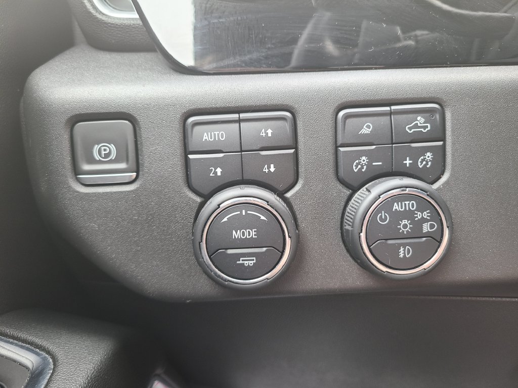 Used 2024 Chevrolet Silverado 1500 LT Trail Boss w/ Convenience Package II AWD/4WD image 31