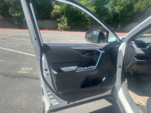 Used 2021 Toyota RAV4 LE AWD/4WD image 9