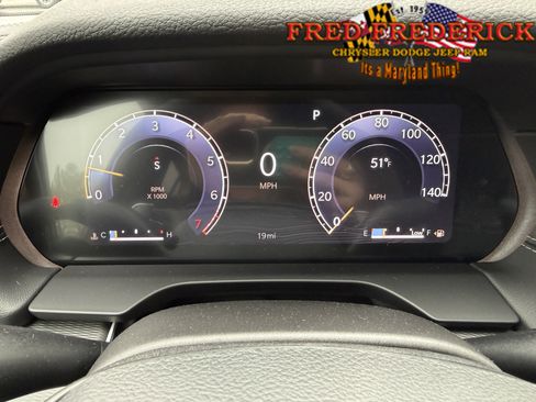 Used 2025 Jeep Grand Cherokee Laredo X w/ Luxury Tech Group I image 11