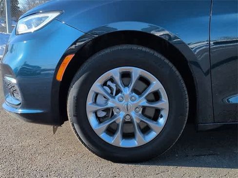 Used 2022 Chrysler Pacifica Touring-L image 14