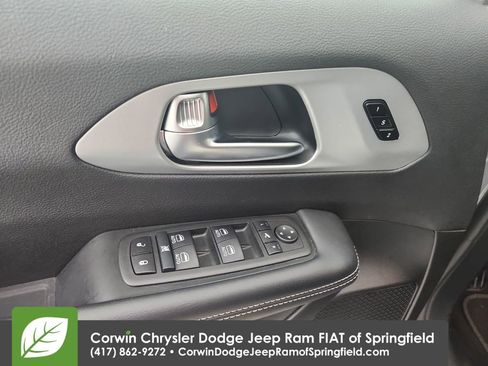 Used 2025 Chrysler Pacifica Limited FWD image 21