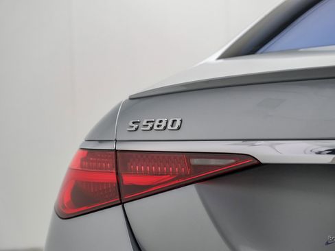 Used 2022 Mercedes-Benz S 580 4MATIC Sedan w/ AMG Line Package image 18