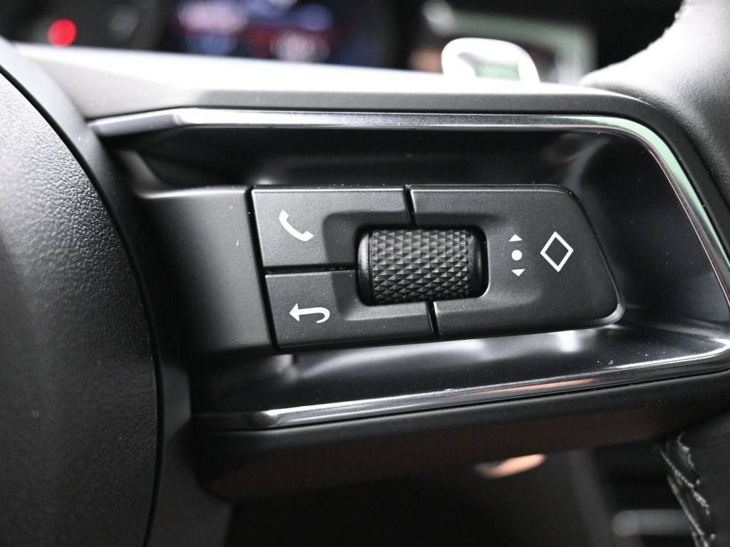 Certified 2025 Porsche Macan AWD/4WD image 20