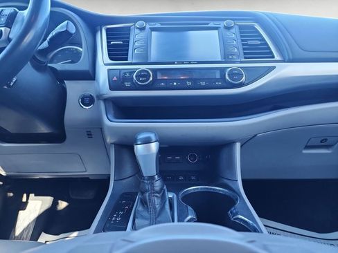 Used 2019 Toyota Highlander XLE AWD/4WD image 11