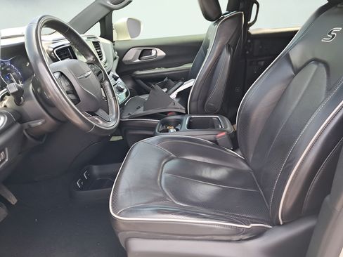 Used 2019 Chrysler Pacifica Limited w/ S Appearance Package FWD image 9