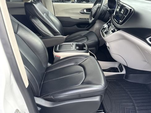 Used 2023 Chrysler Pacifica Touring-L image 14