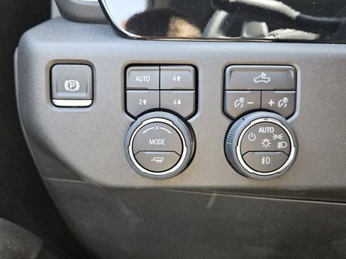 Used 2025 Chevrolet Silverado 1500 LT Trail Boss w/ Convenience Package II AWD/4WD image 25