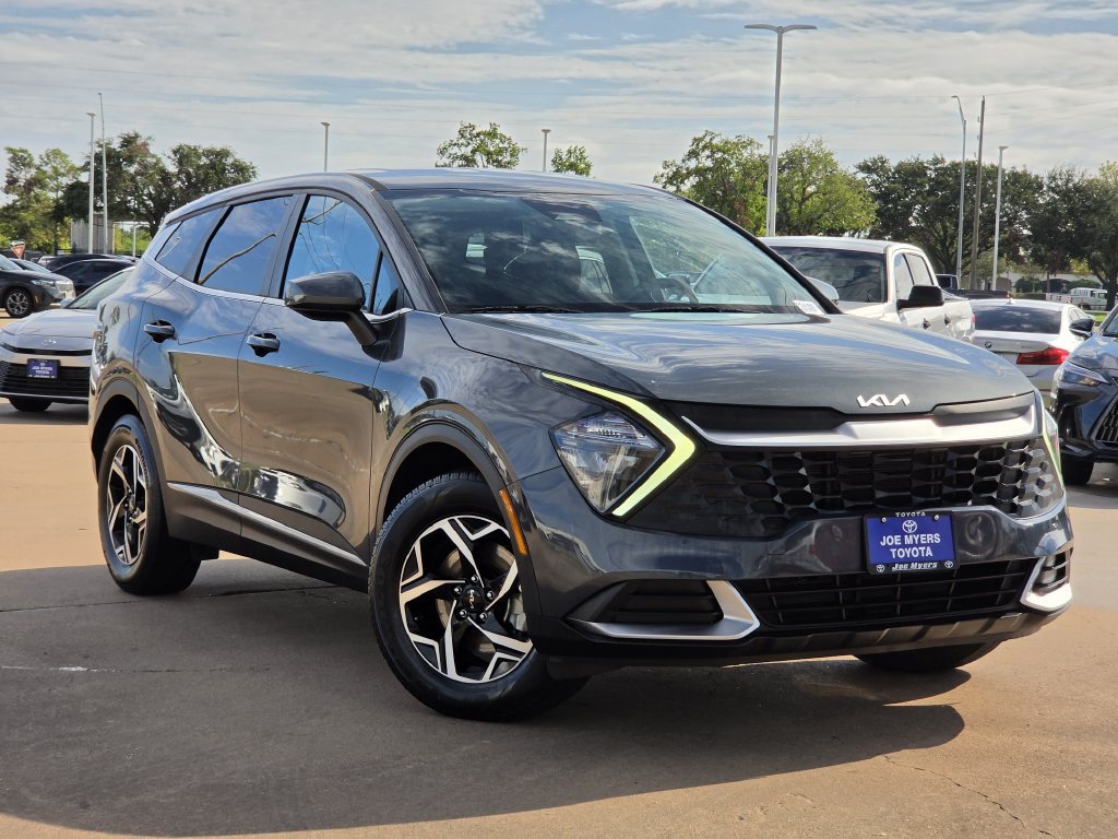 Used 2023 Kia Sportage LX FWD image 2