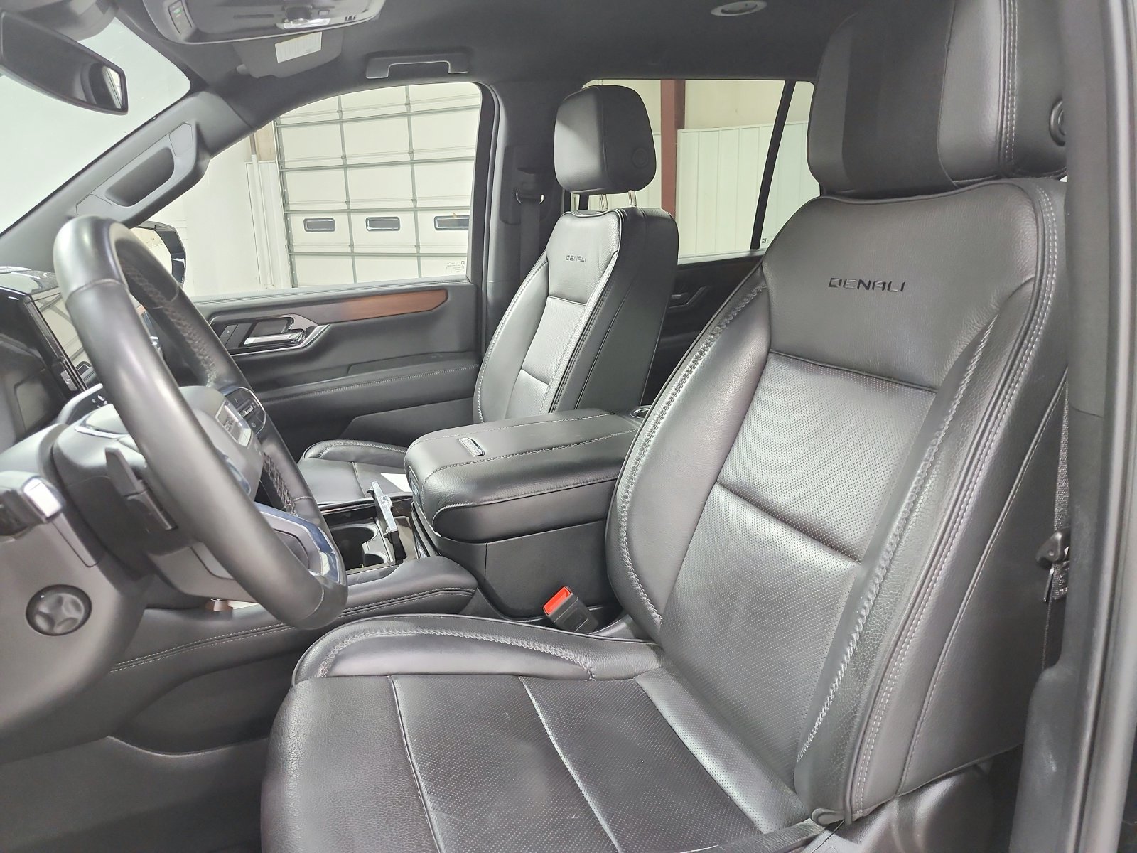Used 2025 GMC Yukon Denali RWD image 10