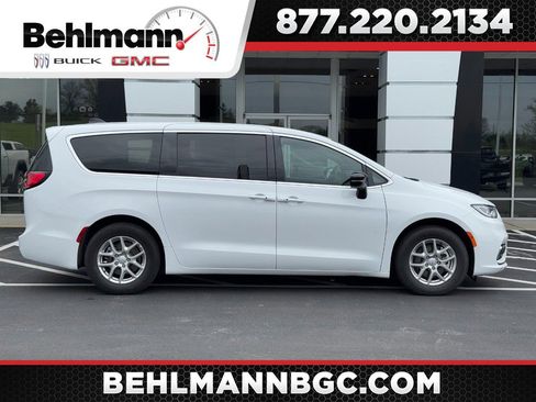 Used 2025 Chrysler Pacifica Select image 1