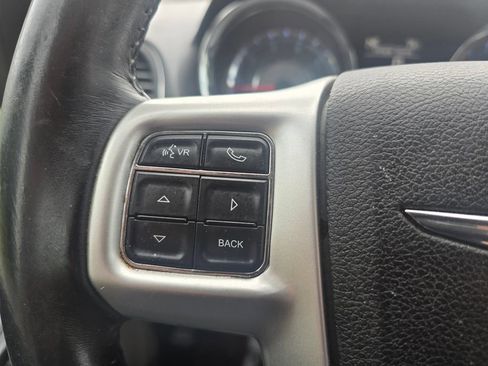 Used 2014 Chrysler Town & Country Touring FWD image 17