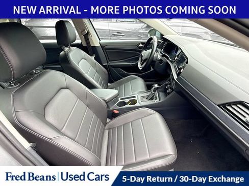 Used 2024 Volkswagen Jetta SE FWD image 1