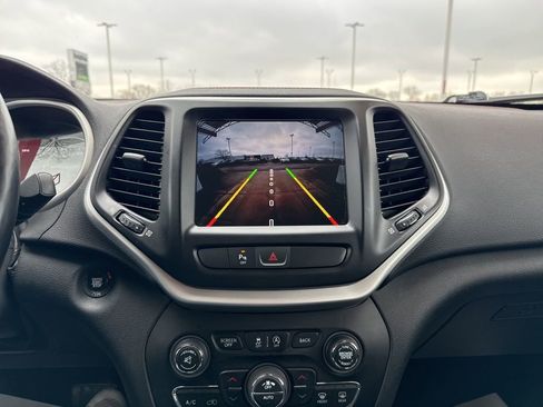 Used 2018 Jeep Cherokee Trailhawk w/ Cold Weather Group image 19