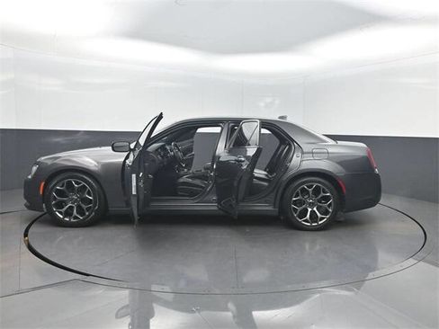 Used 2019 Chrysler 300 S image 42