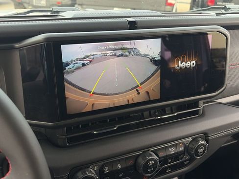 Used 2024 Jeep Wrangler Unlimited Rubicon w/ Convenience Group image 15