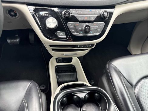 Used 2023 Chrysler Pacifica Touring-L image 22
