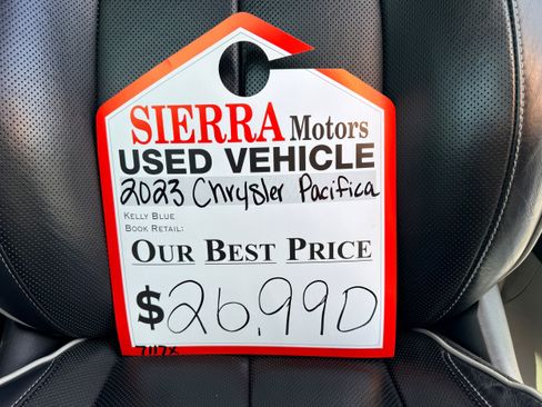 Used 2023 Chrysler Pacifica Limited image 10