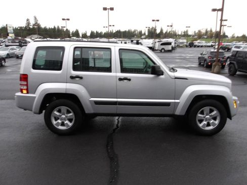 Used 2010 Jeep Liberty Sport AWD/4WD image 6