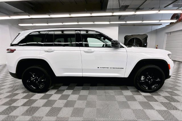 Used 2023 Jeep Grand Cherokee Limited w/ Black Appearance Package AWD/4WD image 15