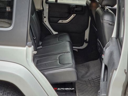 Used 2018 Jeep Wrangler Unlimited Sahara w/ Connectivity Group image 12