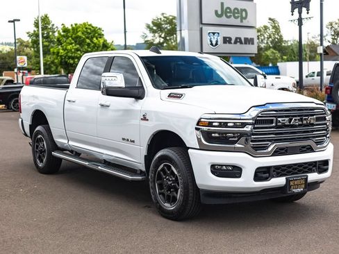 Used 2025 RAM 3500 Laramie AWD/4WD image 7