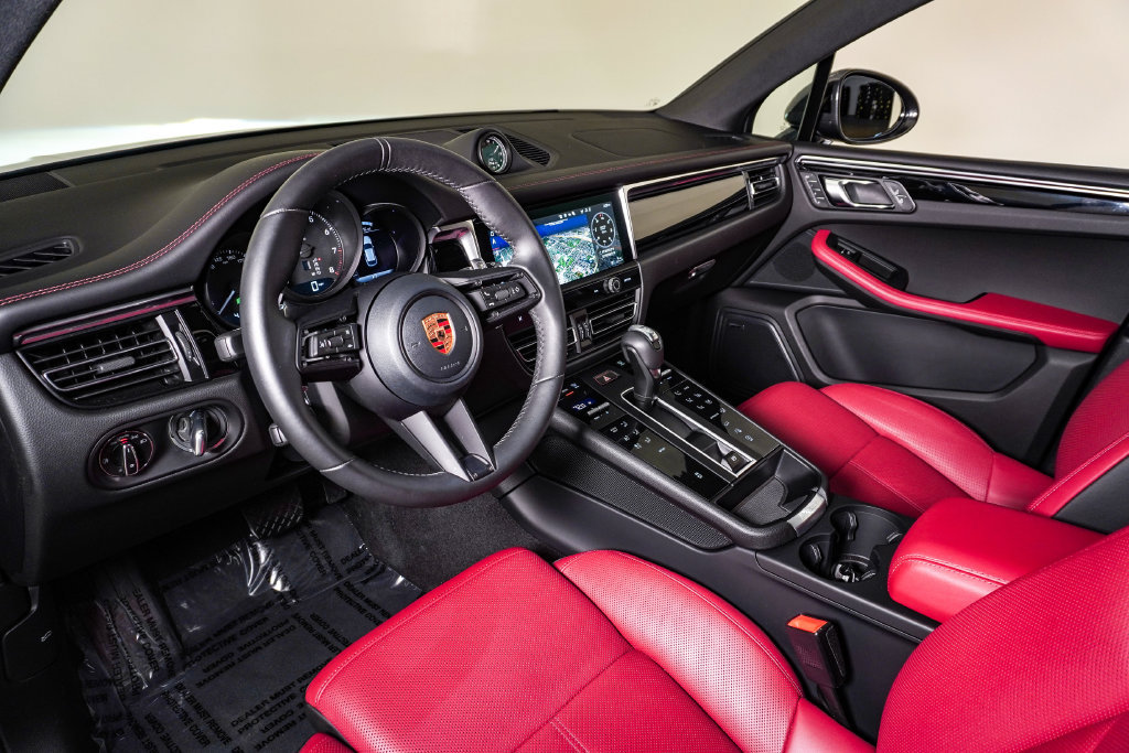Certified 2026 Porsche Macan AWD/4WD image 4