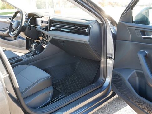 Certified 2025 Volkswagen Jetta SE image 20