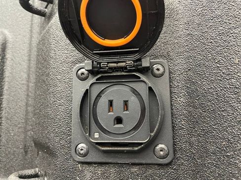 Certified 2022 Chevrolet Silverado 1500 High Country w/ Technology Package image 16