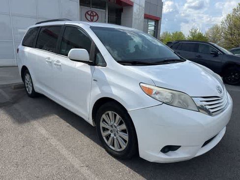 Used 2017 Toyota Sienna LE AWD/4WD image 3