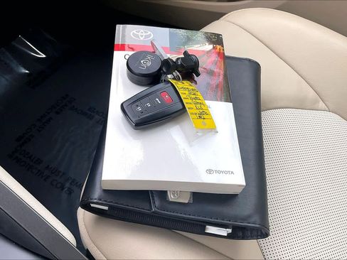 Used 2020 Toyota Camry XLE image 15